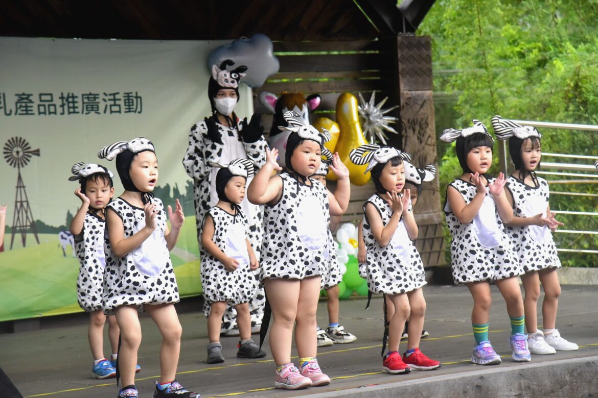 「乳香瑞穗」在地鮮乳產品推廣活動，幼童可愛乳牛裝「萌爆」全場