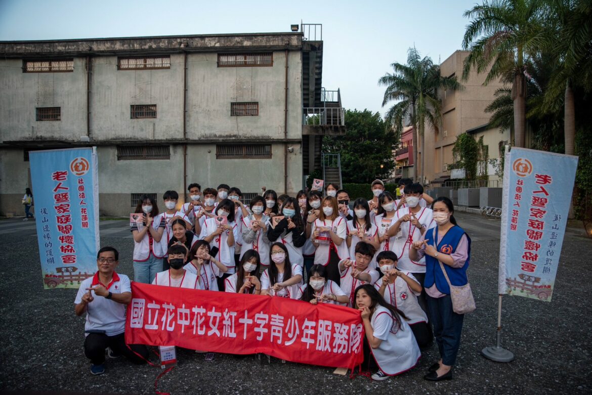 花中花女紅十字青少年服務隊，募集發票捐老家