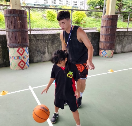 小太陽關懷協會暑期課輔活動，百位部落學童參與籃球營活動