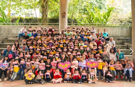 秀林鄉公所致贈轄內學童兒童節禮物，鄉長王玫瑰將持續打造完善的教育環境