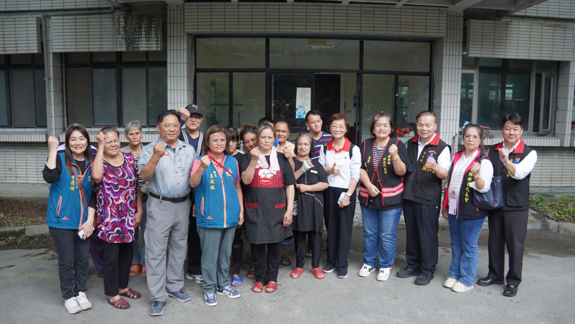 花蓮副縣長顏新章與秀林鄉長王玫瑰至和平村和仁部落居民安置會勘