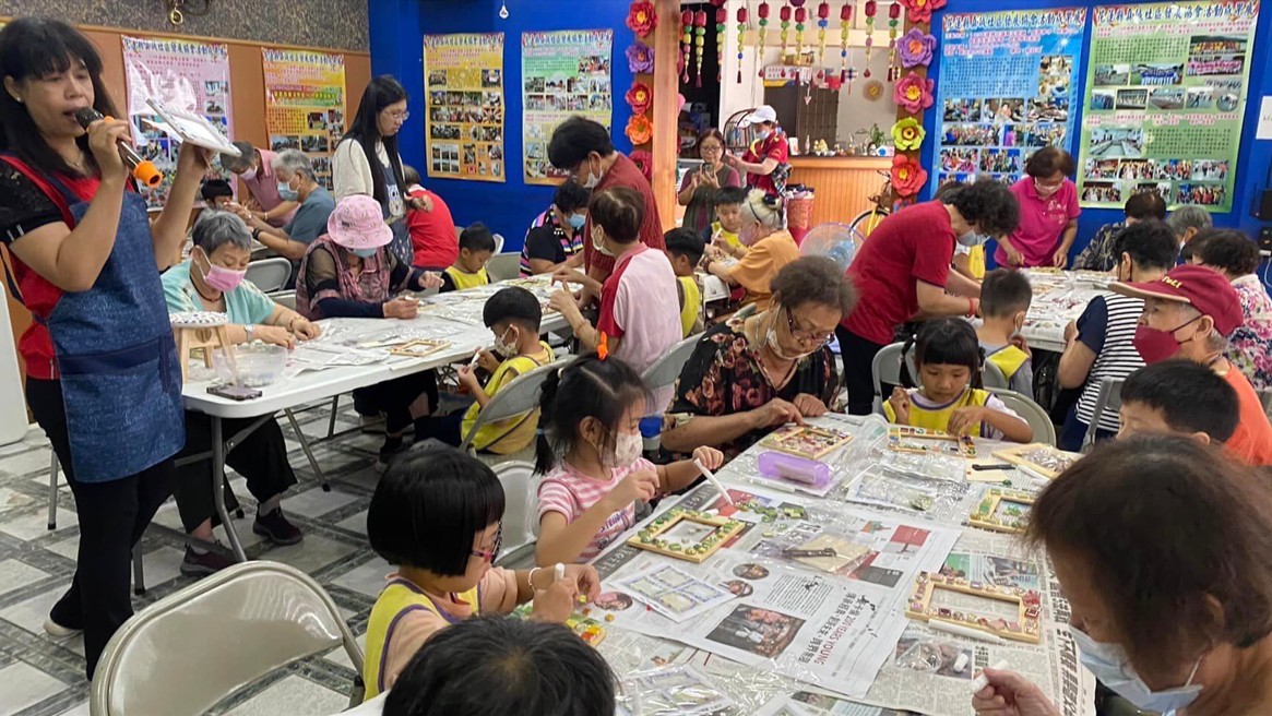 玉里圖書館老幼共學 享受拼貼馬賽克樂趣