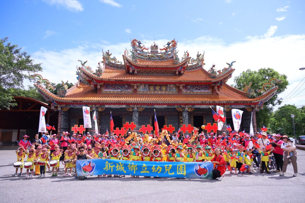 新城鄉立幼兒園小小兵國慶遊行 家長與學童以最高的熱情認同國家