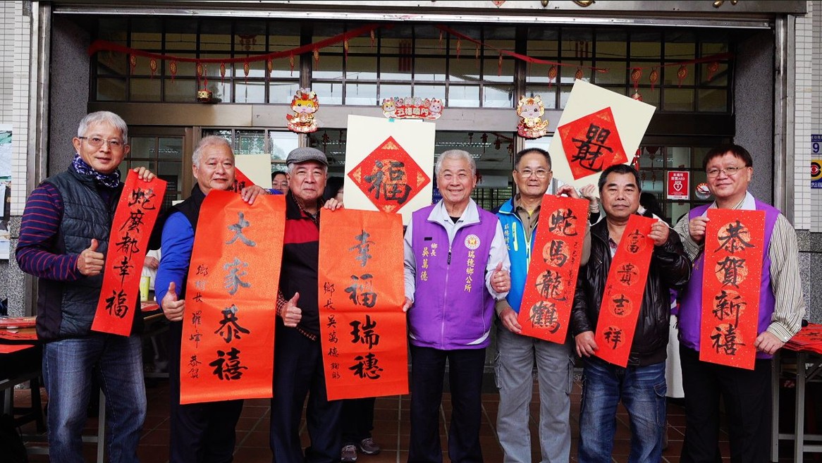 乙巳年花開富貴迎新春 吉祥日大師揮毫贈春聯