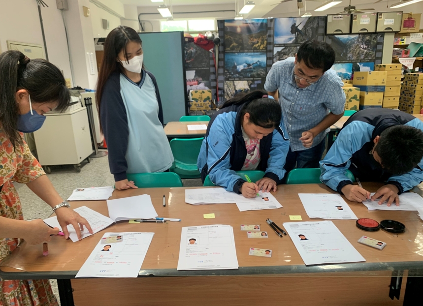 秀林戶政所貼心服務，助國三學子輕鬆領取首張身分證