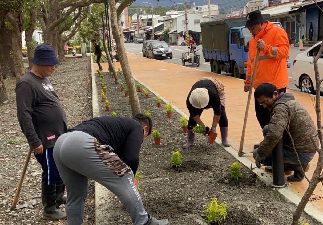 鎮民廣場四周綠美化整理 即戰力樽節公帑又一表現