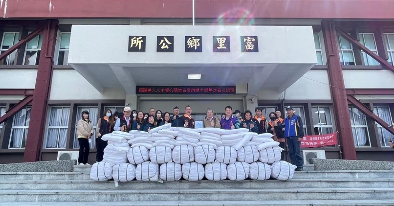 華人太子愛心關懷協會捐贈200床羽絨被 送暖富里鄉長者