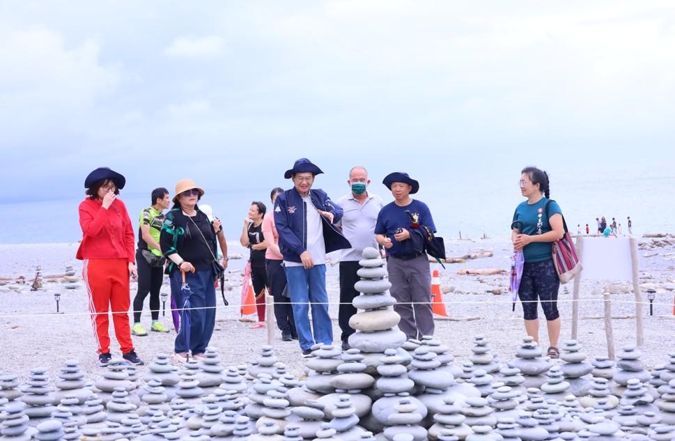 曼波新城太平洋國際疊石藝術季 享受月牙灣與疊石藝術衝擊出的美景