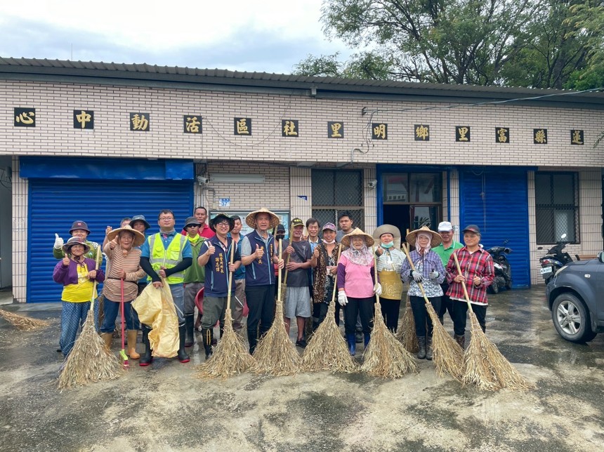 富里鄉長帶頭打掃明里村 齊心維護家園整潔