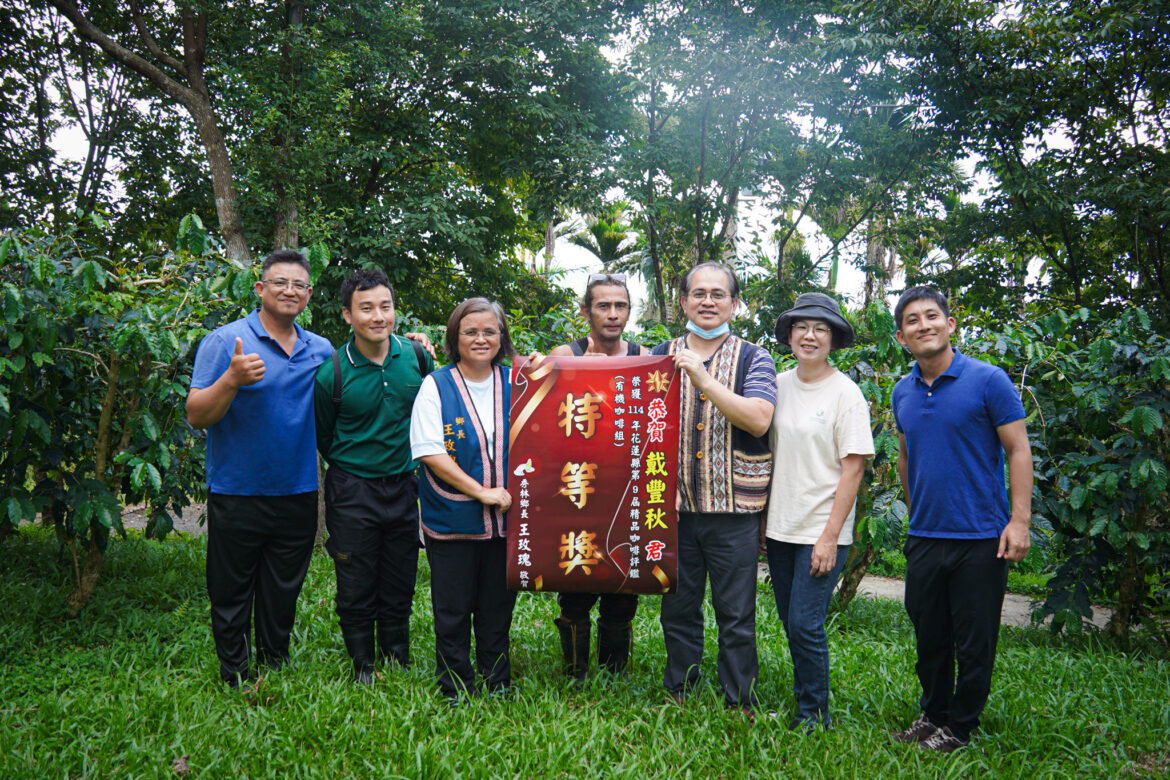 秀林鄉特等咖啡師戴豐秋榮獲多項大獎，鄉長王玫瑰親自表揚
