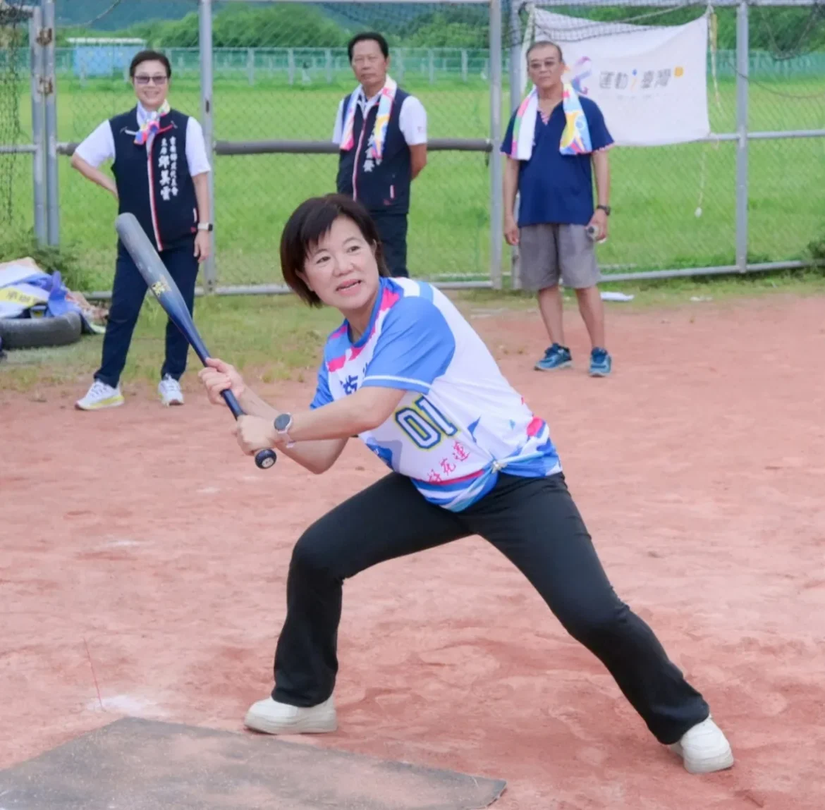 吉安鄉長盃慢速壘球錦標賽競爭激烈 游淑貞率隊開球同千名球友運動樂活