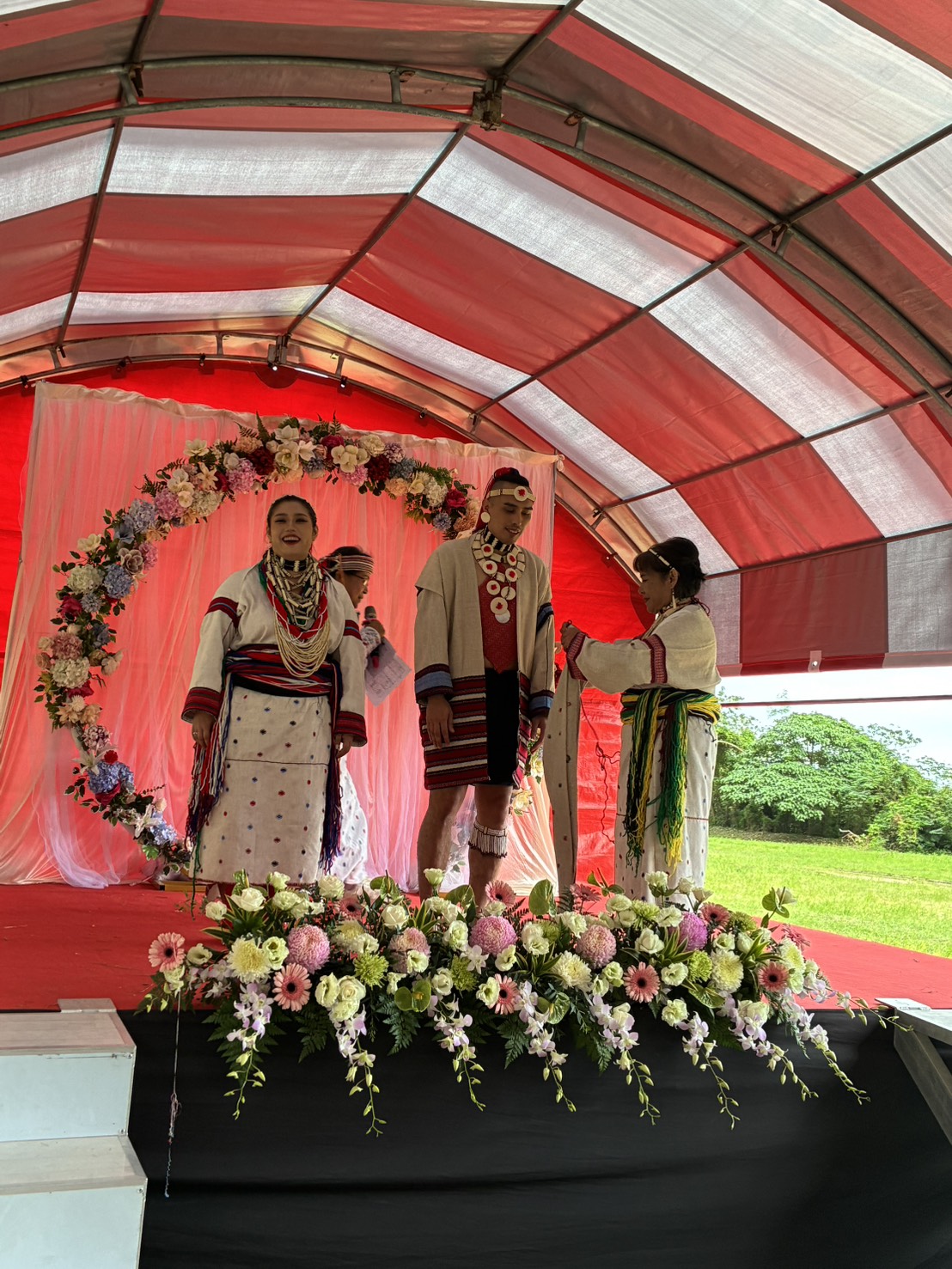 傳統飾品、編織，部落慈母披上傳統衣飾，獻上最深的祝福