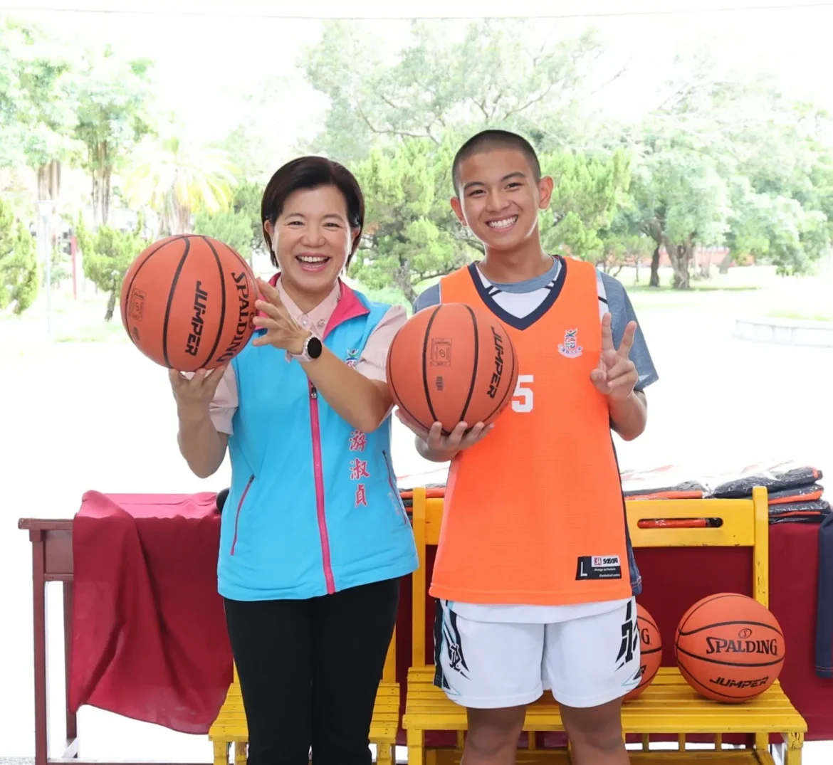 游淑貞贈宜中籃球隊球衣球具助圓夢 學子大振士氣相約勇敢逐夢力爭榮耀