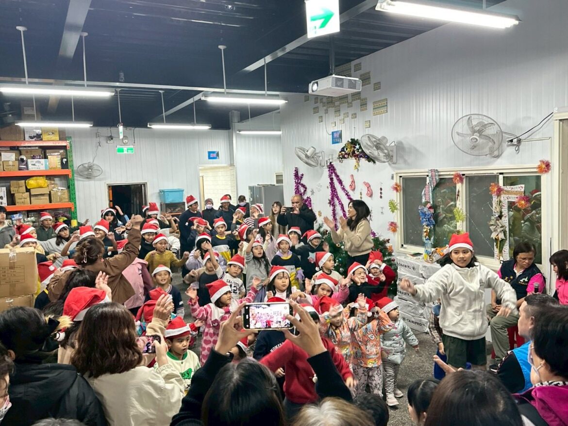 吉安鄉公所媒合慈善團體，寒冬送暖，送愛到秀林小太陽學堂。