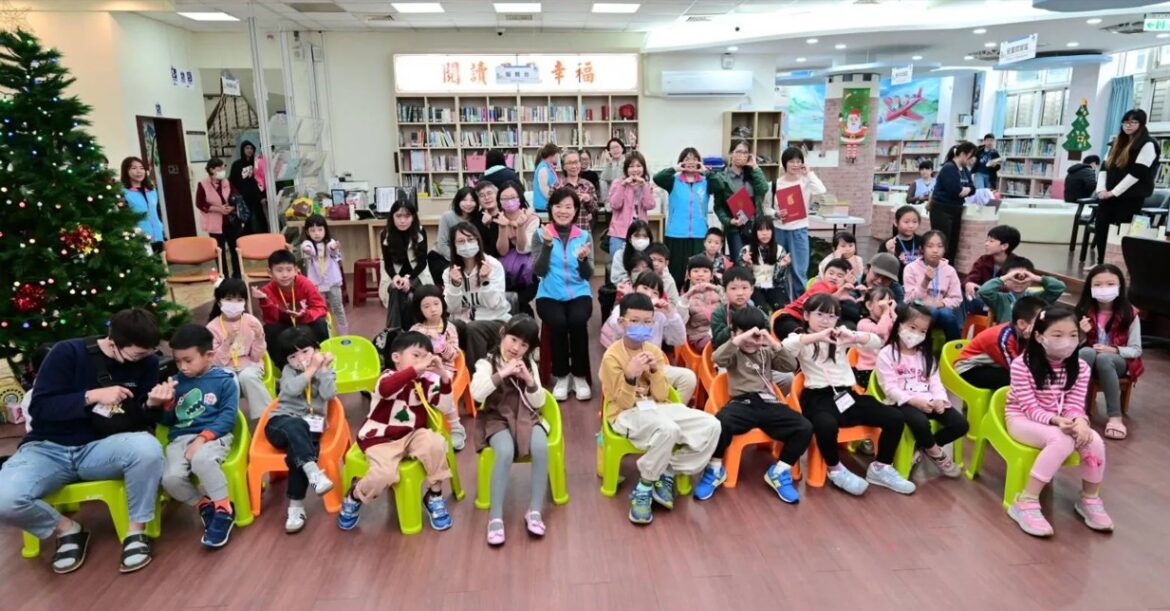 吉安鄉圖歲末創意聖誕暖人心 游淑貞伴親情「悅」讀繪本