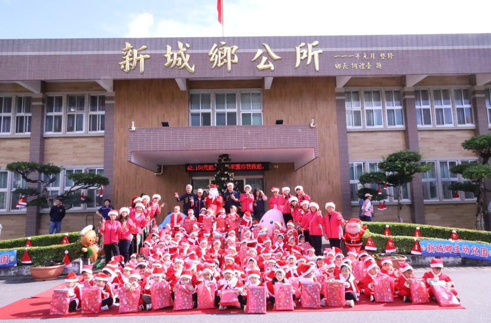 鄉立幼兒園及培德幼兒園的小寶貝們至新城鄉公所報佳音