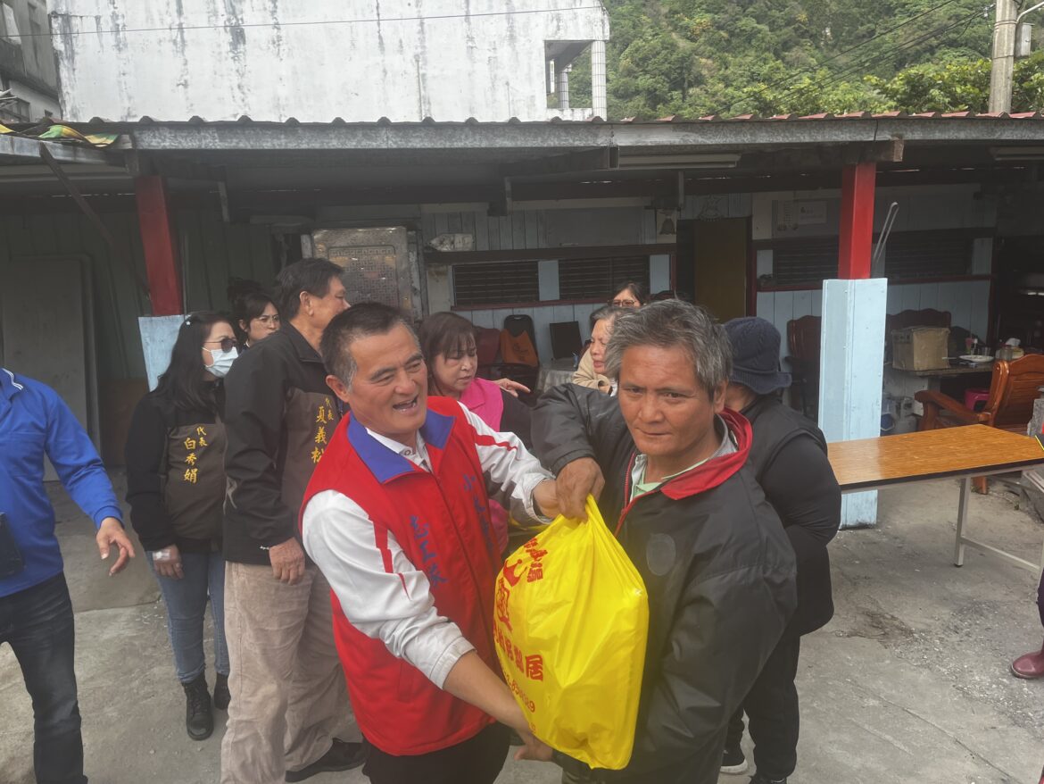 寒冬送暖！小太陽關懷協會在崇德部落，發放愛心物資