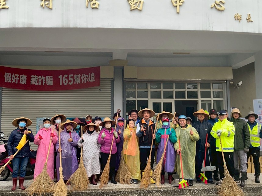 細雨寒風中最暖身影　88歲潘阿嬤與富里鄉長共同打掃東里街道