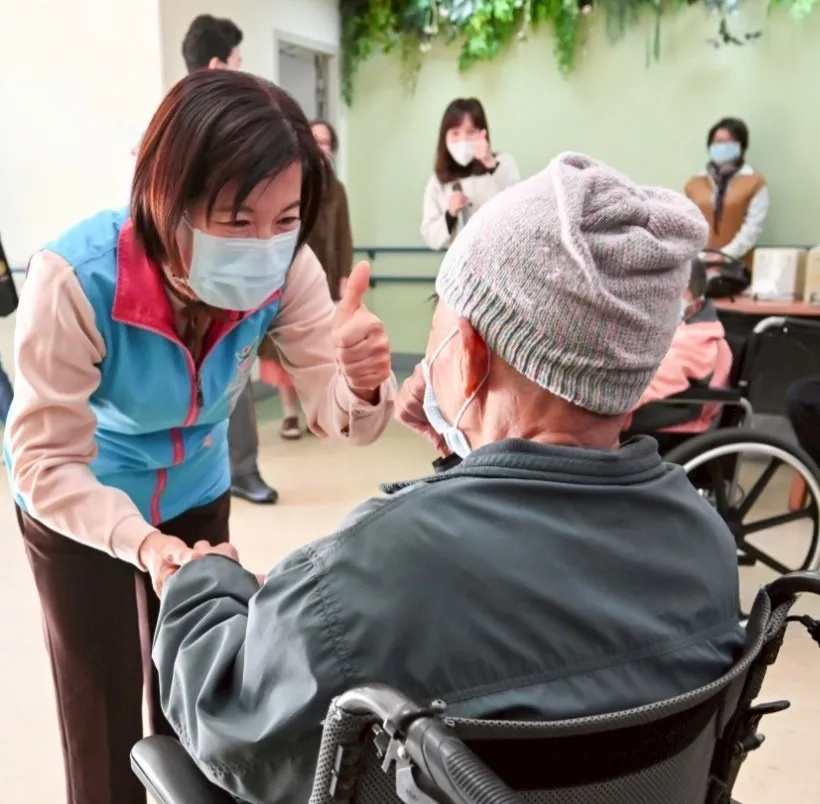 歲末傳愛暖人心 游淑貞探視東區老人之家致贈賀年祝福