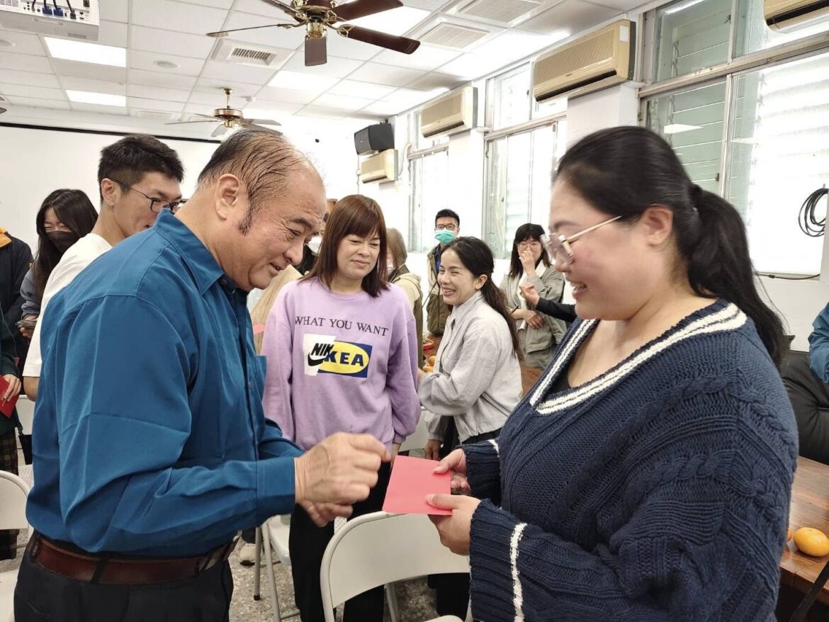 玉里鎮公所新春團拜 鎮長發開工紅包勉同仁照顧健康再創佳績