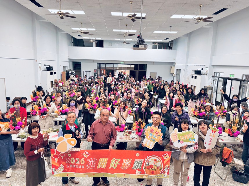 玉里「百人花開好彩頭插花體驗活動」結合在地農產創意美學