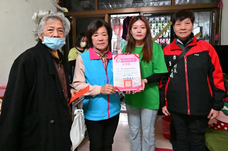 吉安鄉長攜手創世基金會寒冬送暖 親造訪植物人家庭「送年禮到家」