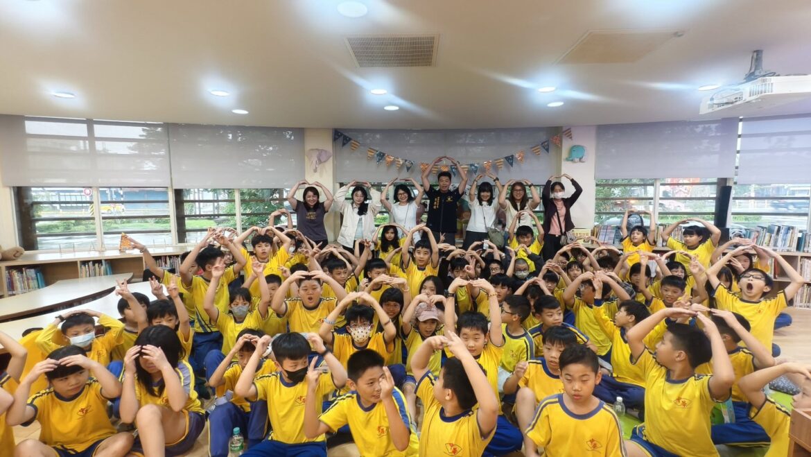 「閱讀探索趣．書香遊新城」中華國小師生走進新城鄉圖書館 開啟知識與閱讀之旅
