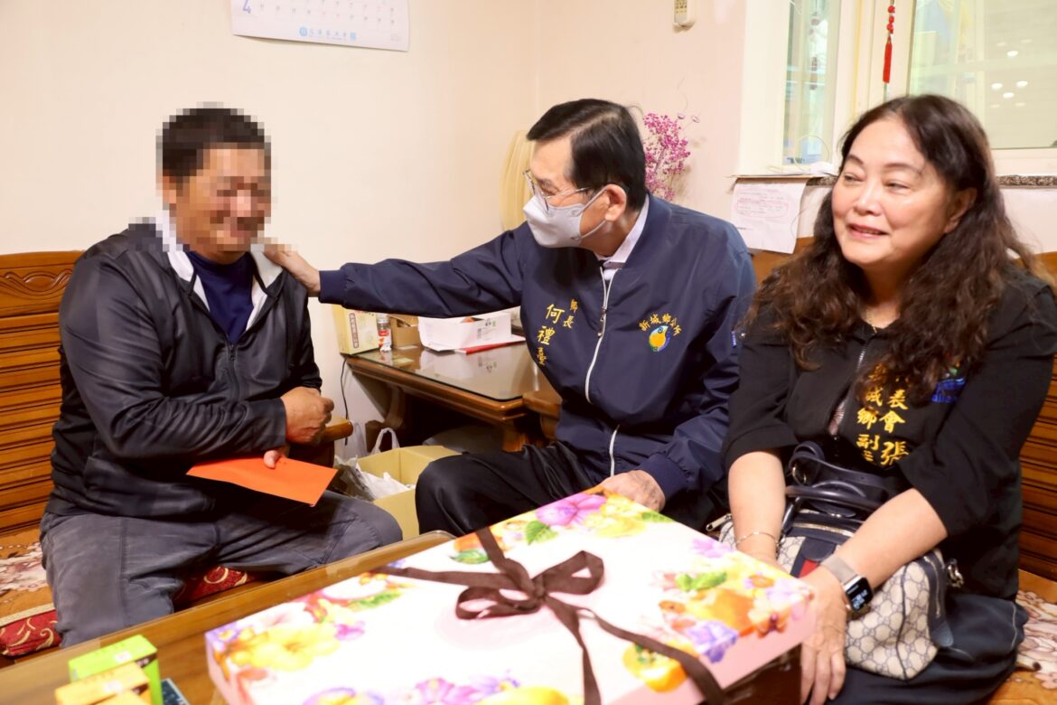 新城鄉長何禮臺關懷鄉親 發放急難救助金協助度過難關