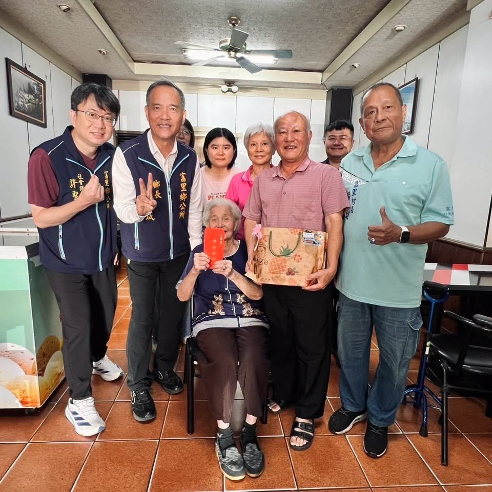 富里敬老再加碼溫暖！百歲人瑞重陽禮金3萬6　鄉長江東成親訪送祝福