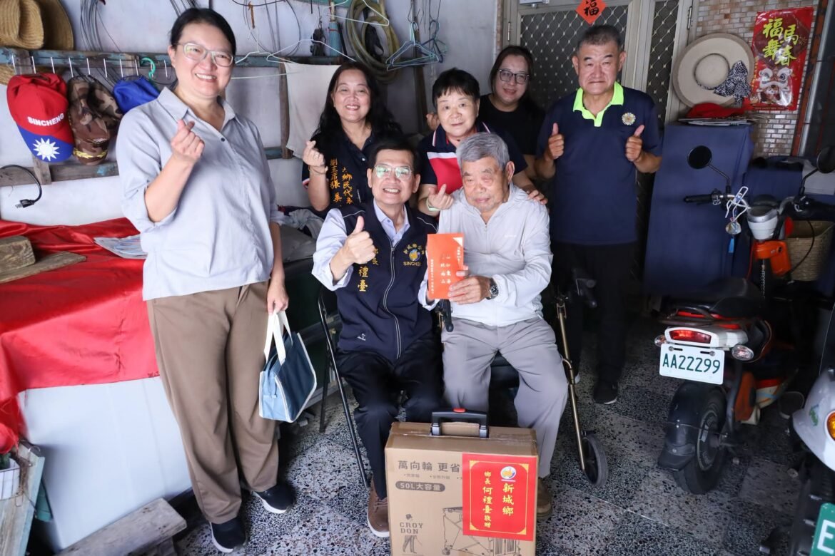 新城鄉長何禮臺親訪104歲人瑞杜前雨 致贈敬老禮金關懷長者健康