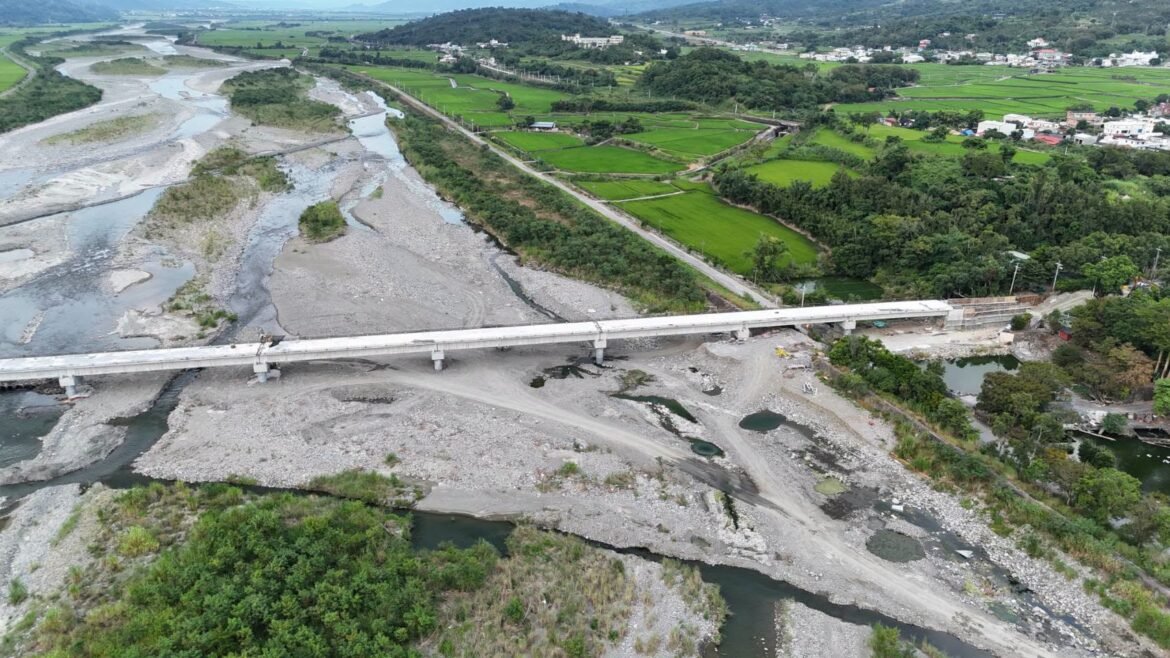 富里「崙天大橋」拚11月初通車！進度達86% 鄉長江東成力促：保障秋收農產運輸安全